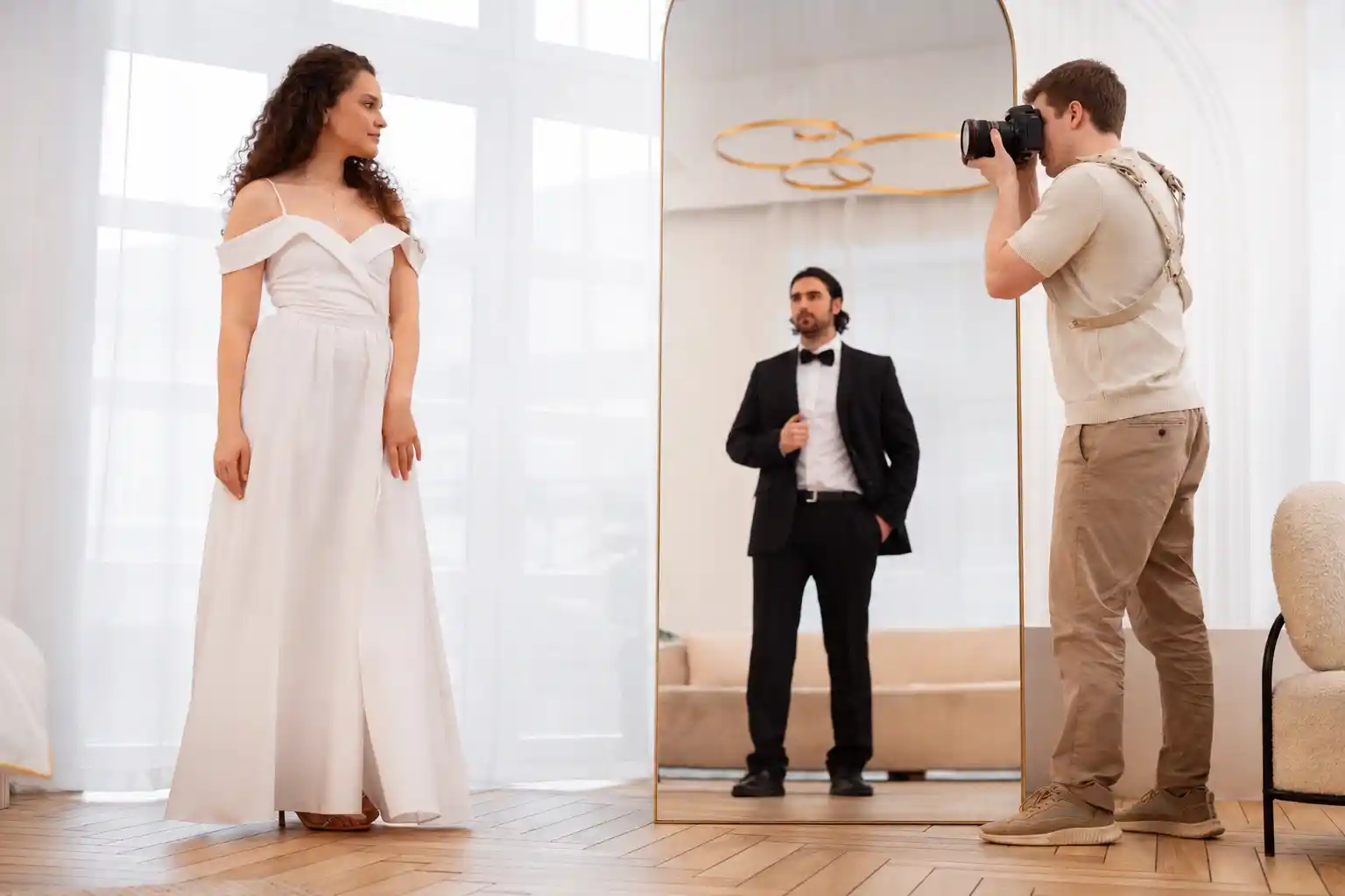 Fotógrafo en una boda, la pareja baila bajo la luz del flash